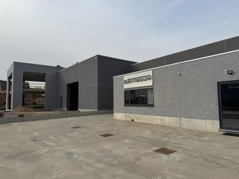 Atelier en erf naast de showroom